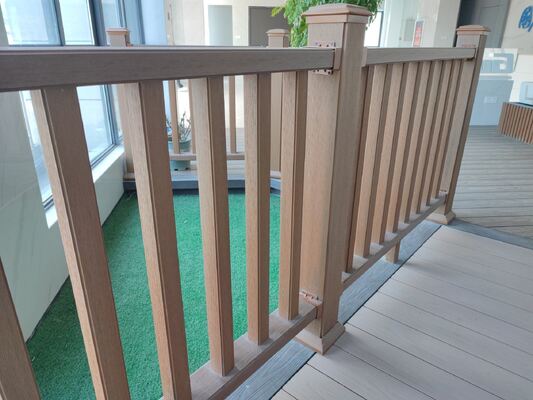 Bingkai Aluminium WPC Anggar Slat Style Keamanan Rumah Luar Ruangan