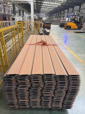 Panel Dinding Cladding Koekstrusi Wpc Eksterior Dekorasi Rumah Modern Luar Ruangan Tahan Uv