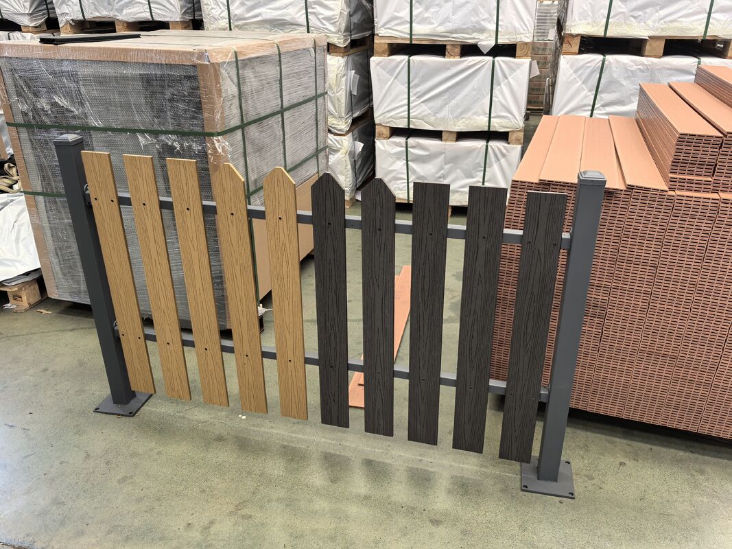 WPC Balkon Tahan Air Ujung Lantai Luar Ruangan Menutupi Ujung Papan Dek Komposit WPC Ujung Dek Penyisipan Ujung Dek WPC